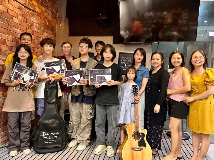Học viên thực hành cùng giảng viên tại Thân Nguyễn Music