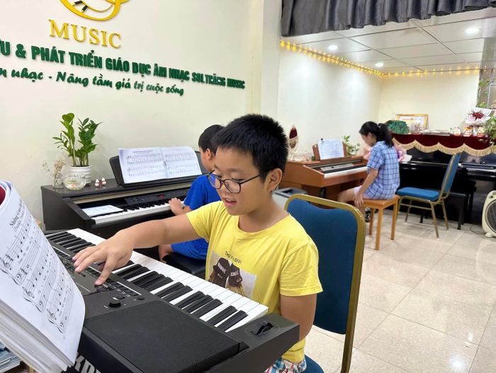 Học viên thực hành cùng giảng viên tại Sol thăng Music