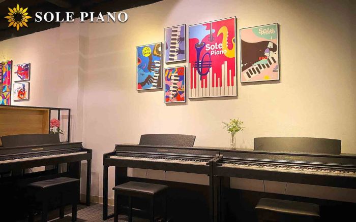 Giảng viên hướng dẫn học viên tại Sole Piano