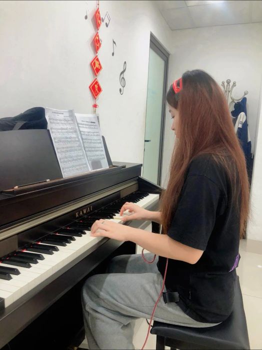 Giảng viên tận tình hướng dẫn học viên tại Piano Hà Anh Music