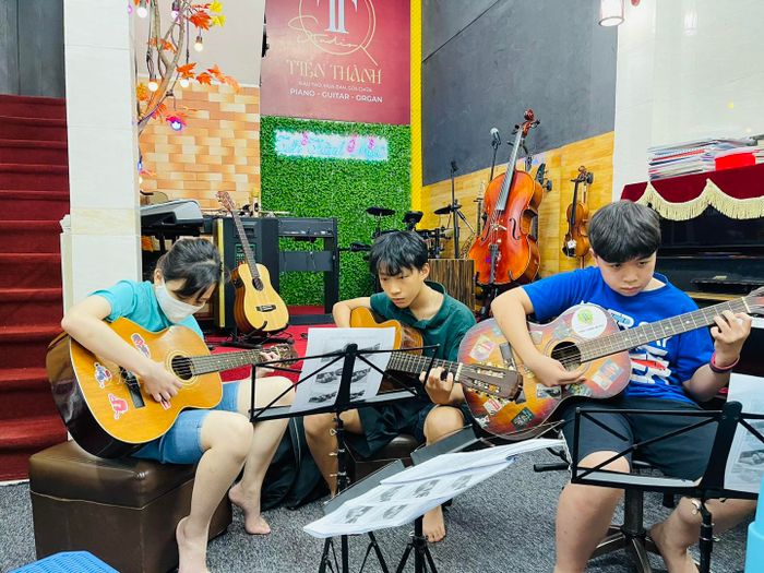 Hình ảnh lớp học guitar tại Tiến Thành Music School