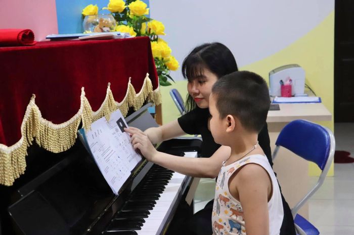Học viên biểu diễn trong buổi hòa nhạc tại Moon Music