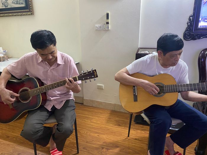 Học viên thực hành cùng giảng viên tại D&T Music