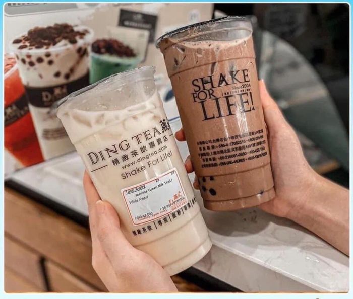 Dingtea ảnh 2 - Hình ảnh sống động minh chứng cho sự hoàn hảo trong từng ly trà sữa Dingtea, từ lớp trân châu mềm dẻo đến hương trà thơm lừng.