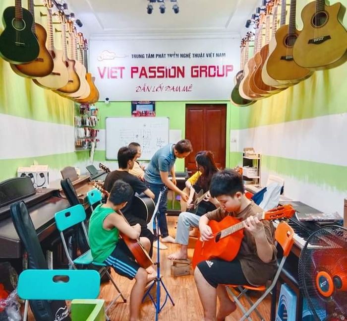 Lớp học guitar đầy cảm hứng tại Viet Passion