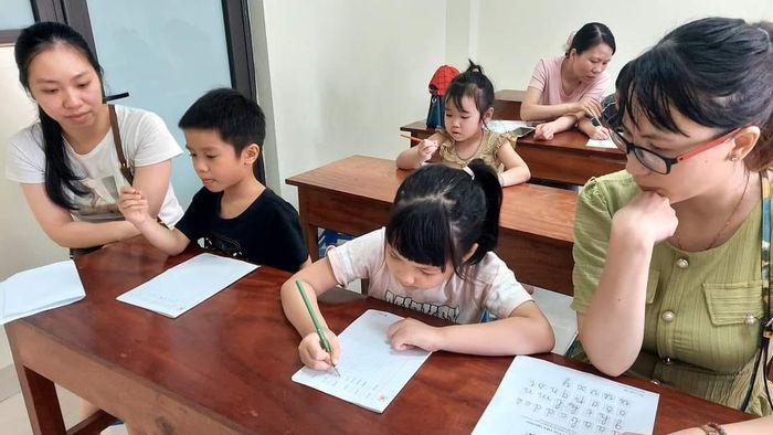 Khoảnh khắc luyện chữ tại Luyện Chữ Đẹp Cô Tuyết & Thanh - Ảnh 3