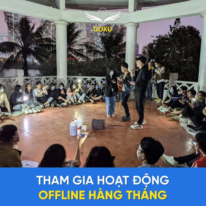 Học viên thực hành cùng giảng viên tại Goku Music