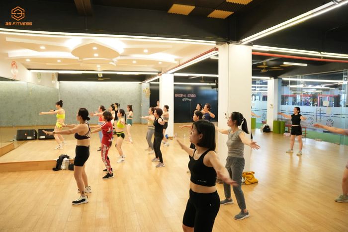 Các học viên đang tập luyện tại 3S Fitness (Ảnh 2)