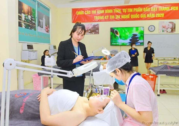 Hình ảnh sinh viên thực hành tại Khoa Chăm Sóc Sắc Đẹp - Trường Cao Đẳng Y Hà Nội