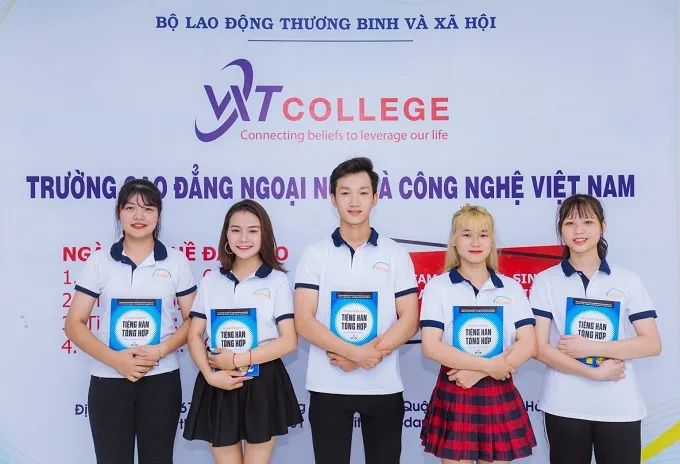 Khuôn viên hiện đại của Trường Cao Đẳng Ngoại Ngữ Và Công Nghệ Việt Nam