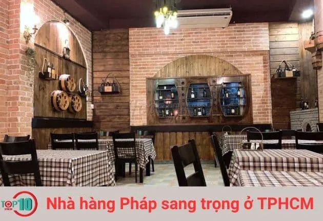 LeResto tọa lạc tại một vị trí thuận tiện trên đường Cao Thắng, nổi bật với không gian kiến trúc độc đáo, kết hợp giữa sự lãng mạn và sự giản dị. Đây là địa điểm lý tưởng cho các cặp đôi tìm kiếm một không gian yên tĩnh để hẹn hò. Với ánh đèn vàng dịu nhẹ và cách bài trí tinh tế, LeResto mang đến một không gian ấm cúng và lãng mạn, tạo nên những trải nghiệm khó quên cho mọi thực khách.