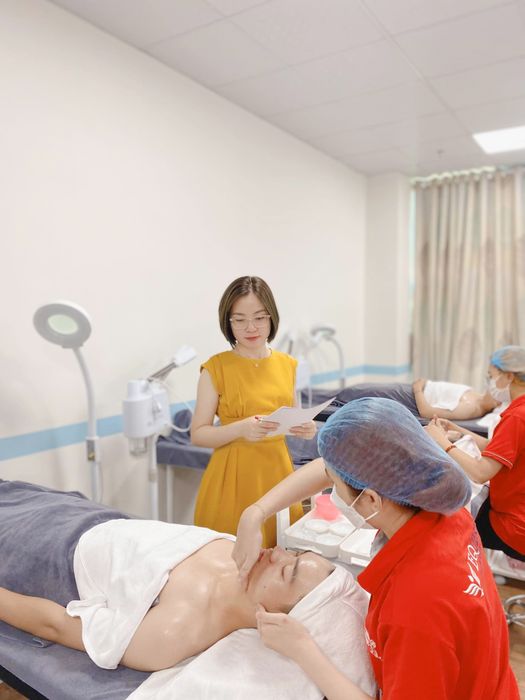 Hình ảnh sinh viên ngành Chăm sóc sắc đẹp trong giờ thực hành tại Cao đẳng Việt Mỹ Hà Nội