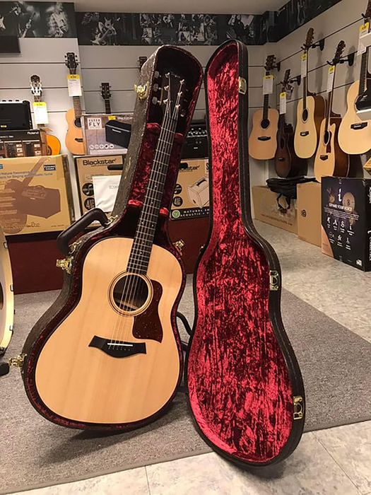 Bộ sưu tập guitar đa dạng tại showroom Việt Thương