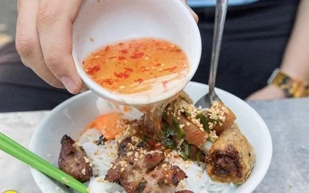 Bún thịt nướng 120 Trần Hưng Đạo - Tinh hoa ẩm thực đường phố Sài Gòn