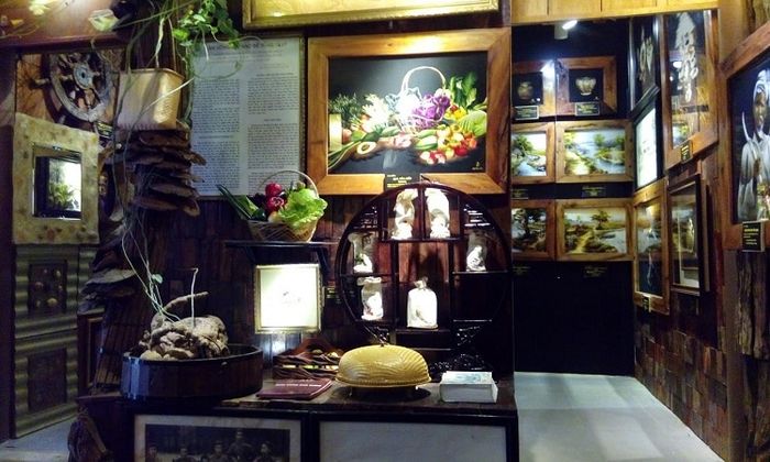 Khám phá top 10 thương hiệu tranh thêu Huế nổi tiếng nhất - những tinh hoa nghệ thuật được lưu giữ qua từng đường kim mũi chỉ tinh xảo, làm say lòng du khách bốn phương.