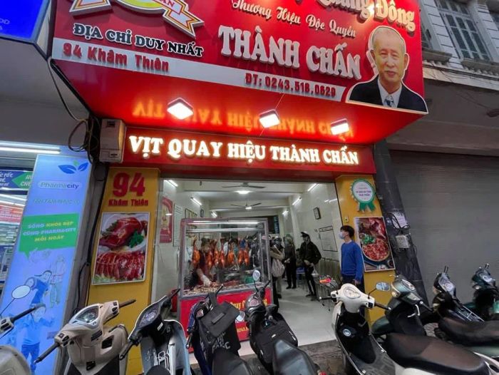 Hình ảnh không gian quán và quy trình chế biến vịt quay tại Thành Chấn