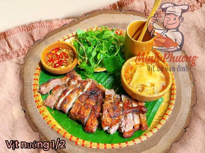 Hình ảnh không gian ấm cúng và món vịt thơm ngon tại Vịt Minh Phương
