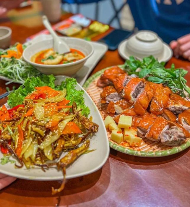 Hình ảnh thực tế món vịt quay vàng ươm tại Hoàng Ký