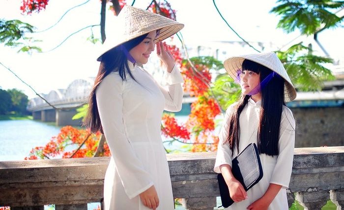 Khám phá top 10 thương hiệu nón lá Huế nổi tiếng - tinh hoa nghề thủ công truyền thống được lưu giữ qua bao thế hệ.