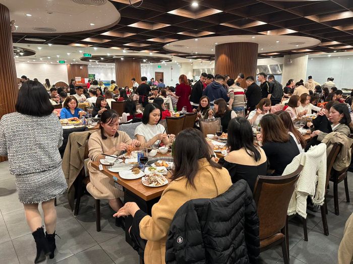 Buffet Poseidon ảnh 2 - Khung hình ấn tượng về khu hải sản tươi sống phong phú, trái tim của bữa tiệc buffet thịnh soạn