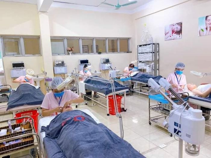 Hình ảnh sinh viên thực hành kỹ thuật làm đẹp chuyên nghiệp