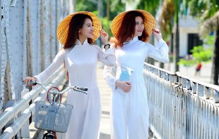 Khám phá top 10 thương hiệu quà tặng đặc trưng Huế được yêu thích nhất, trong đó áo dài truyền thống luôn giữ vị trí ưu tú với những thiết kế thanh lịch mang đậm hồn cố đô.