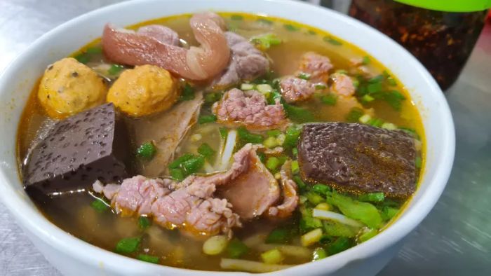 Hình ảnh tô bún bò Hải Huế thơm ngon