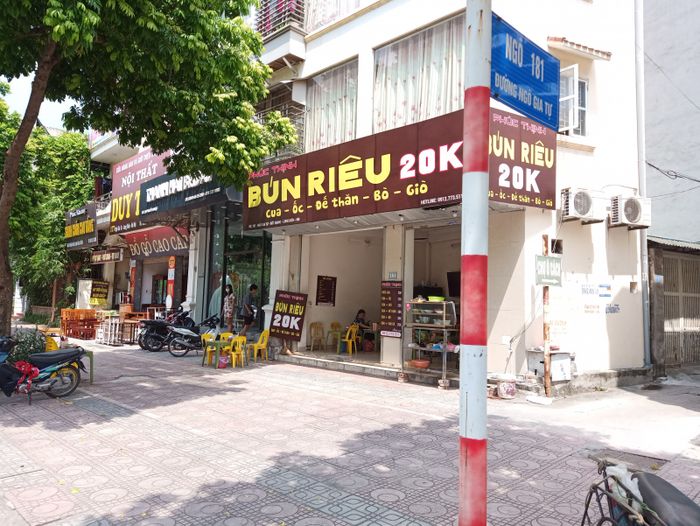 Hình ảnh tô bún riêu vàng ươm đầy hấp dẫn tại Bún Riêu Cua Ngô Gia Tự