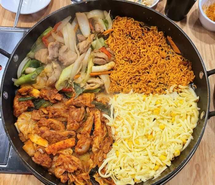 Không gian ấm cúng với món gà Galbi đặc trưng tại Yoogane (Ảnh 2)