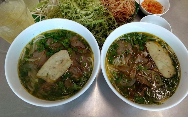 Hình ảnh tô bún bò Huế thơm ngon tại Gia Bảo