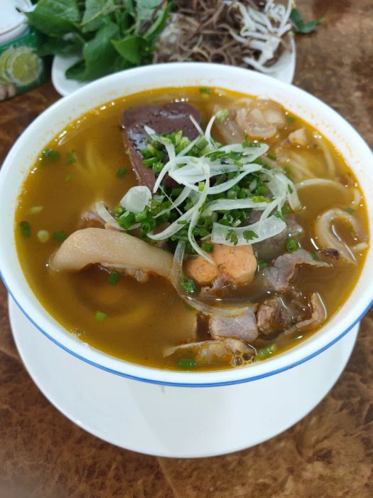 Hình ảnh tô bún bò Huế O Lam thơm ngon đầy màu sắc