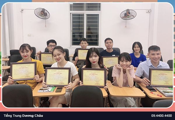 Hình ảnh minh họa sinh động về lớp học tại trung tâm