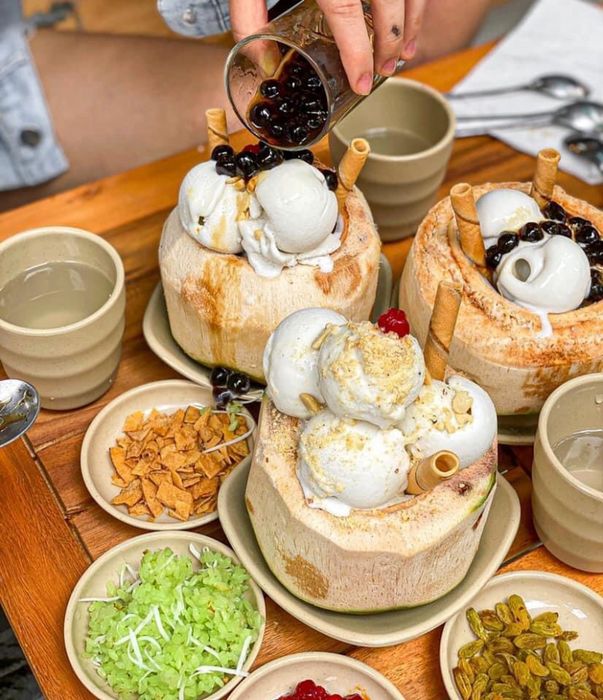 Hình ảnh đặc trưng - Kem dừa Cocoo trong trái dừa tươi