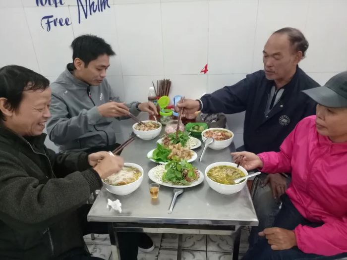 Không gian ấm cúng tại quán bún bò Huế Vân Anh