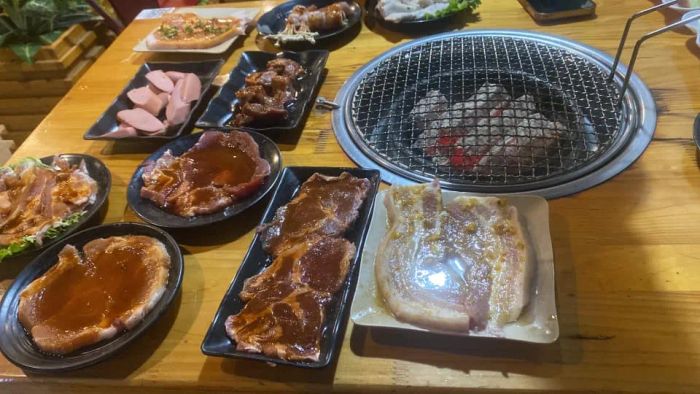 HUGO BBQ - Nướng Không Khói Hàn Quốc ảnh 2 - Khoảnh khắc nghệ thuật ẩm thực khi những miếng thịt nướng cuốn kim chi vàng ruộm được trình bày tinh tế cùng các món banchan đa dạng.