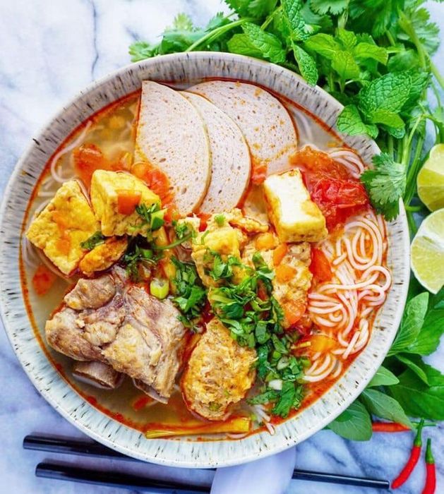 Hình ảnh không gian ấm cúng và tô bún riêu hấp dẫn tại quán
