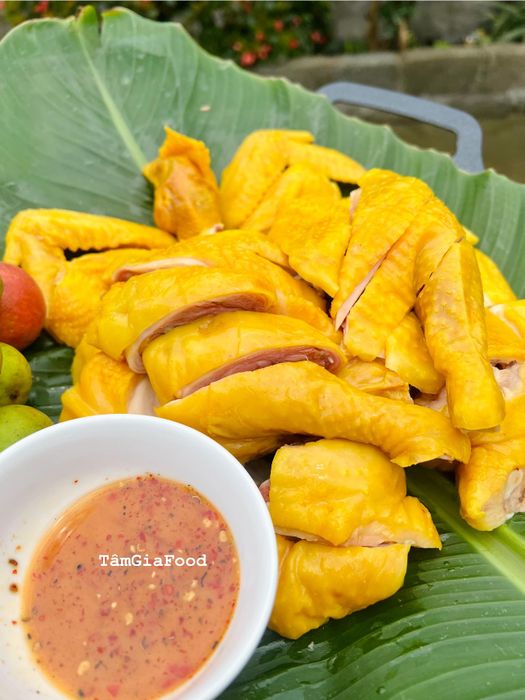 Hình ảnh gà ủ muối Tâm Gia Food vàng ruộm bắt mắt