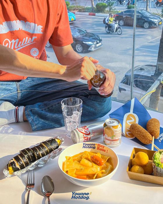 Hình ảnh món hotdog phô mai Hàn Quốc tại YouOne Hotdog