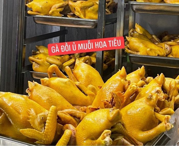 Hình ảnh set quà tặng gà ủ muối Hùng Râu Kitchen sang trọng