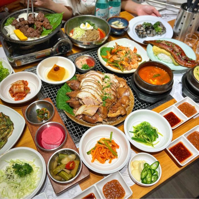 Baek Jae Won - Nhà hàng thịt nướng Hàn Quốc ảnh 1 - Góc hình ấn tượng ghi lại những lát thịt bò Mỹ tươi ngon cùng bàn tiệc nướng chuẩn phong cách Seoul.