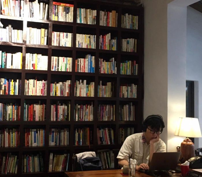 Góc sống ảo đầy chất nghệ thuật tại Tiny Cafe