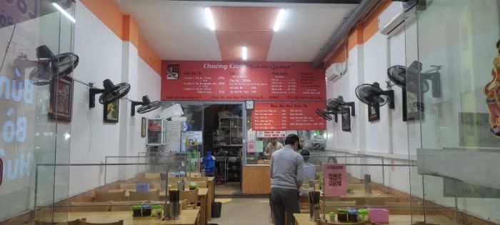 Không gian ấm cúng tại quán bún bò Huế Chường Cảnh