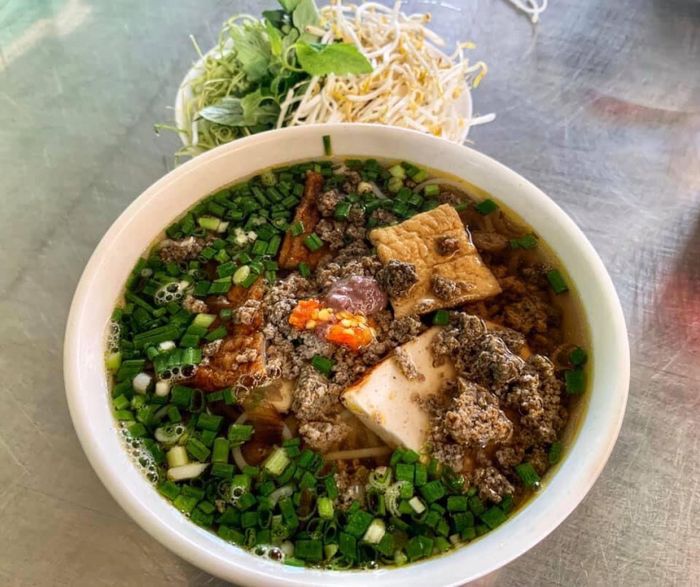 Hình ảnh tô bún riêu cua thơm ngon đầy mê hoặc tại Bún Riêu Cua Ngô Gia Tự