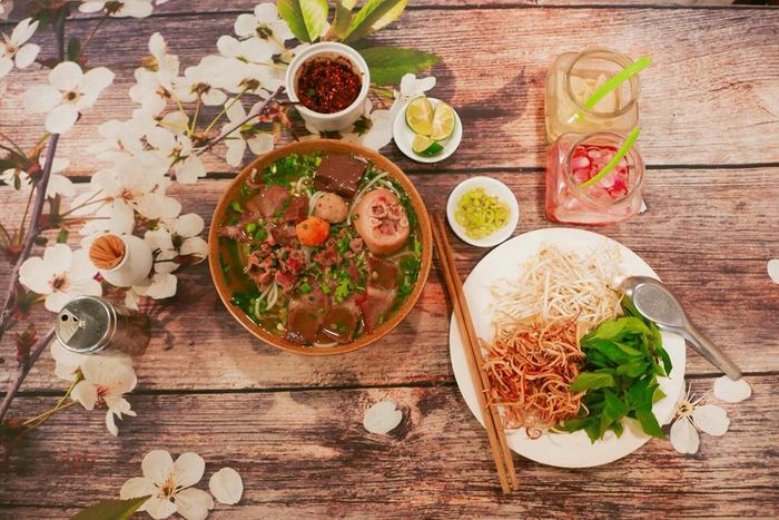 Hình ảnh tô bún bò Huế thịnh soạn tại Ngự Uyển