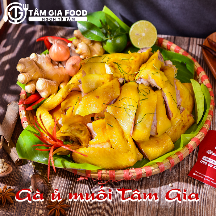 Hình ảnh gà ủ muối Tâm Gia Food vàng ươm hấp dẫn