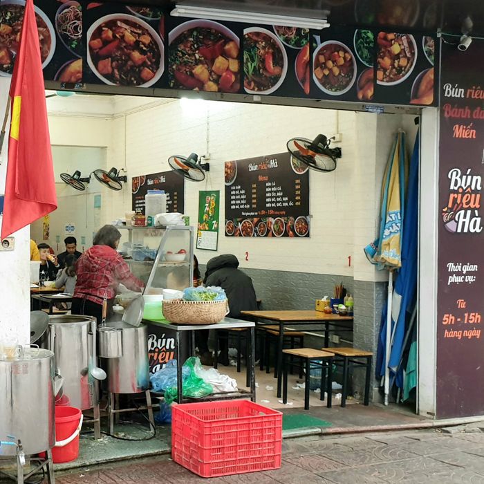 Hình ảnh không gian ấm cúng và tô bún riêu đầy hấp dẫn tại quán