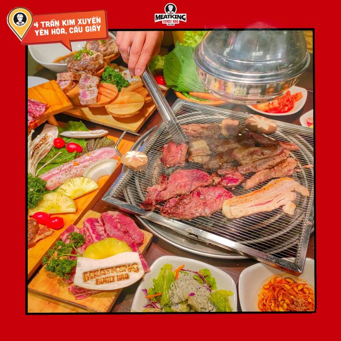 MeatKing - Nhà Hàng Thịt Nướng Hàn Quốc ảnh 1 - Góc nhìn ấn tượng về những miếng sườn bò Mỹ Hoàng Đế thượng hạng với vân mỡ tuyệt đẹp đang được nướng vàng ươm trên bếp than.