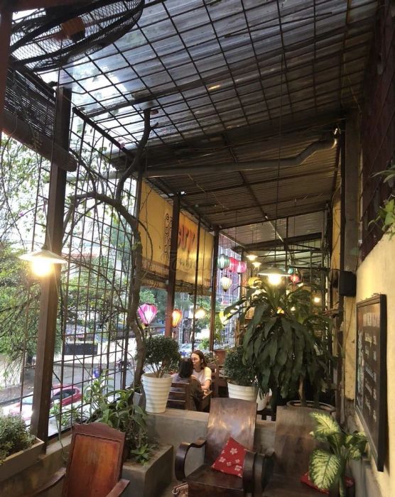 Góc ban công nhỏ xinh với view phố tại Cư Xá Cafe - Ảnh 2