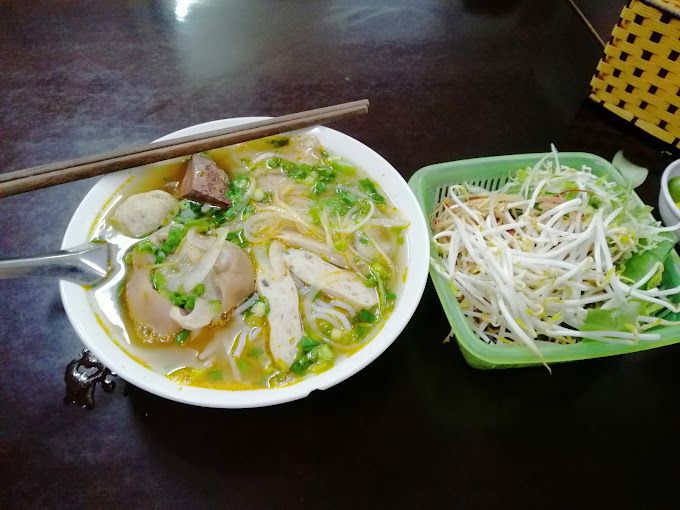 Hình ảnh tô bún bò Huế thịnh soạn tại Khánh Thu