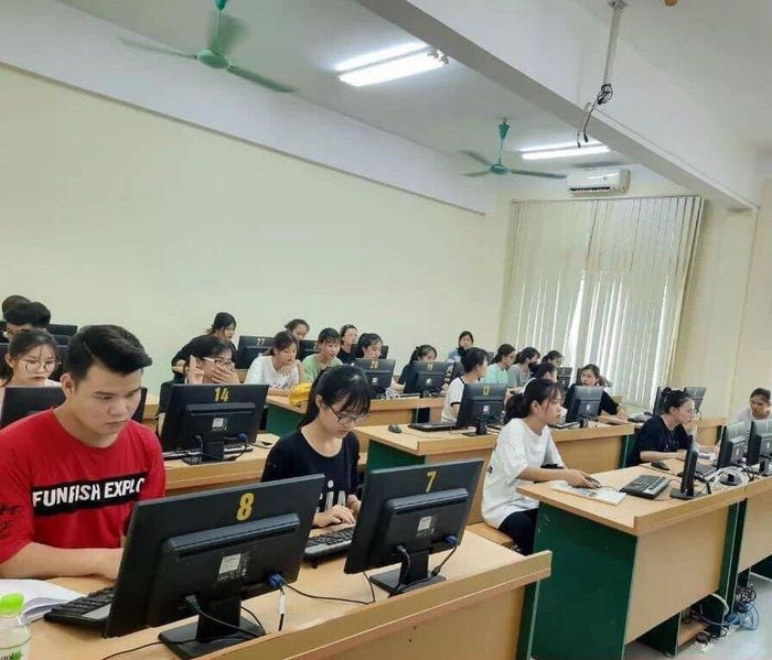 Hình ảnh giờ học ngoại ngữ sôi động tại Trường Cao đẳng Ngoại ngữ và Công nghệ Việt Nam